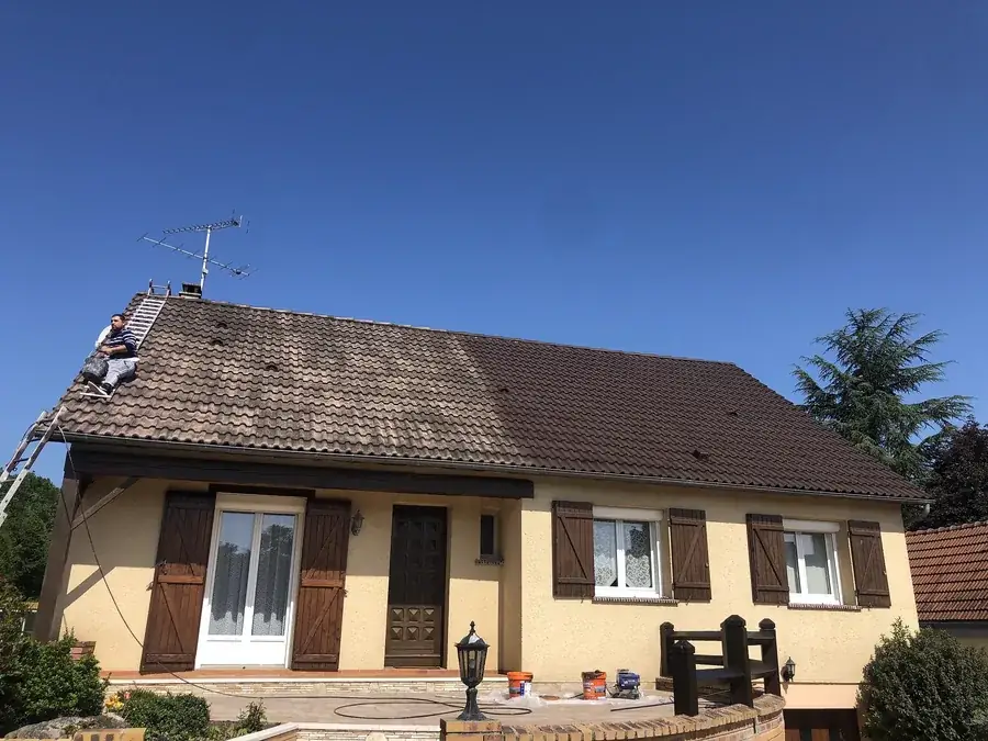 Application d'un traitement hydrofuge sur une toiture en tuiles en Eure-et-Loir