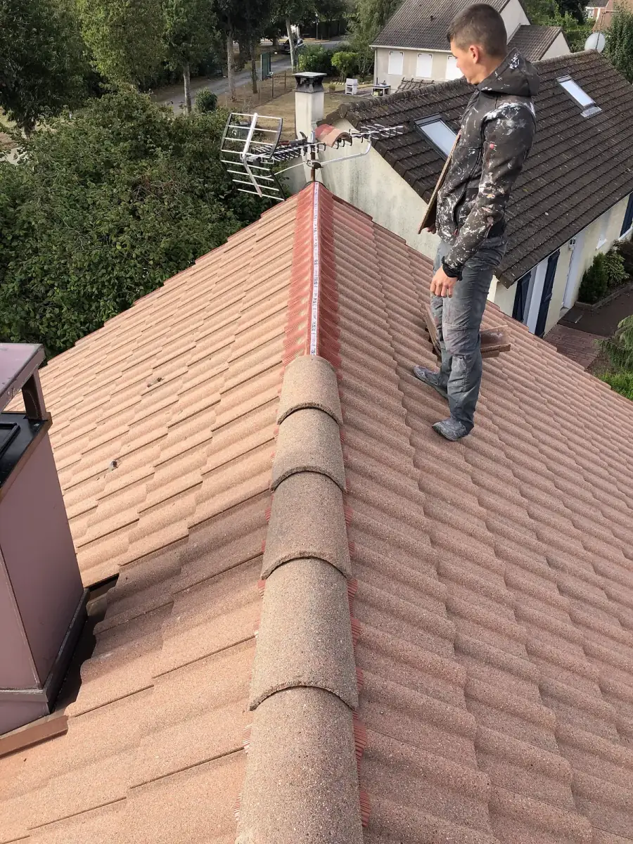 Artisan Renaud Rénov au travail sur une toiture en tuiles en Eure-et-Loir