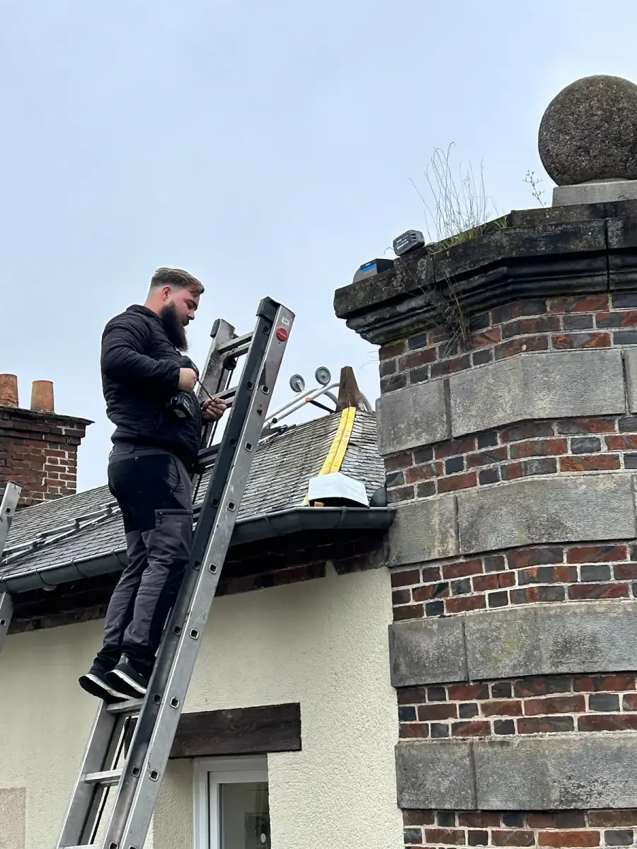 Jordy Renaud, votre couvreur en Eure-et-Loir, sur un chantier de toiture
