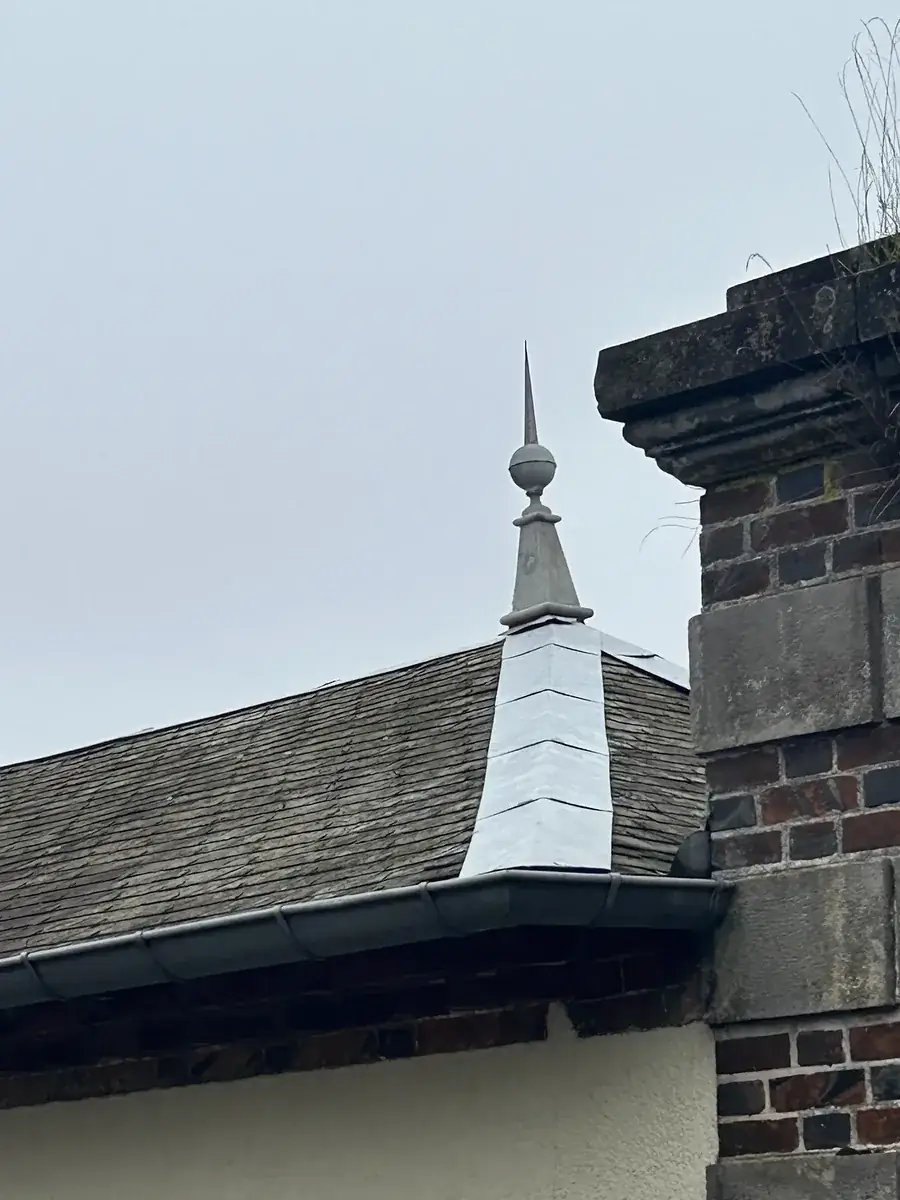 Couvreur zingueur 28 — épi de faîtage et arêtier en zinc réalisés par Renaud Rénov