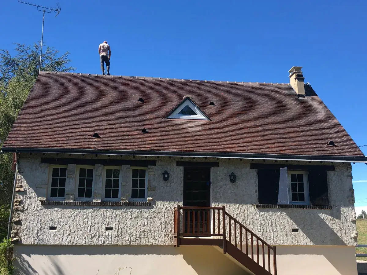 Toiture en tuiles propre et démoussée par Renaud Rénov à Maintenon
