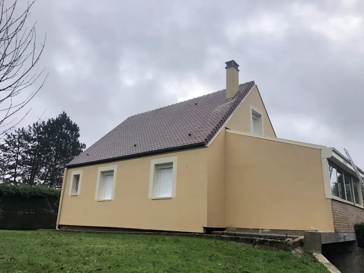 Façade et pignon d'une maison après nettoyage par Renaud Rénov en Eure-et-Loir (28)
