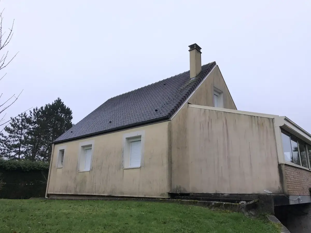 Façade et pignon sales avant nettoyage en Eure-et-Loir (28)
