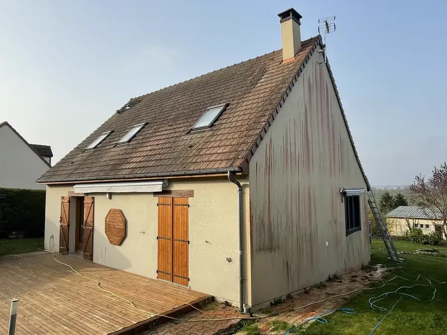 Façade et pignon sales avant nettoyage dans le 28 — coulures et traces d'humidité
