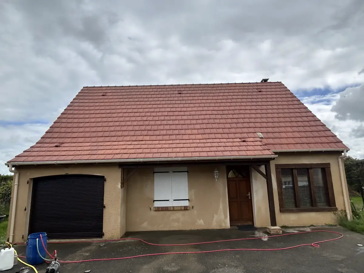 Maison à la toiture en tuiles ravivée et imperméabilisée après traitement hydrofuge coloré en Eure-et-Loir