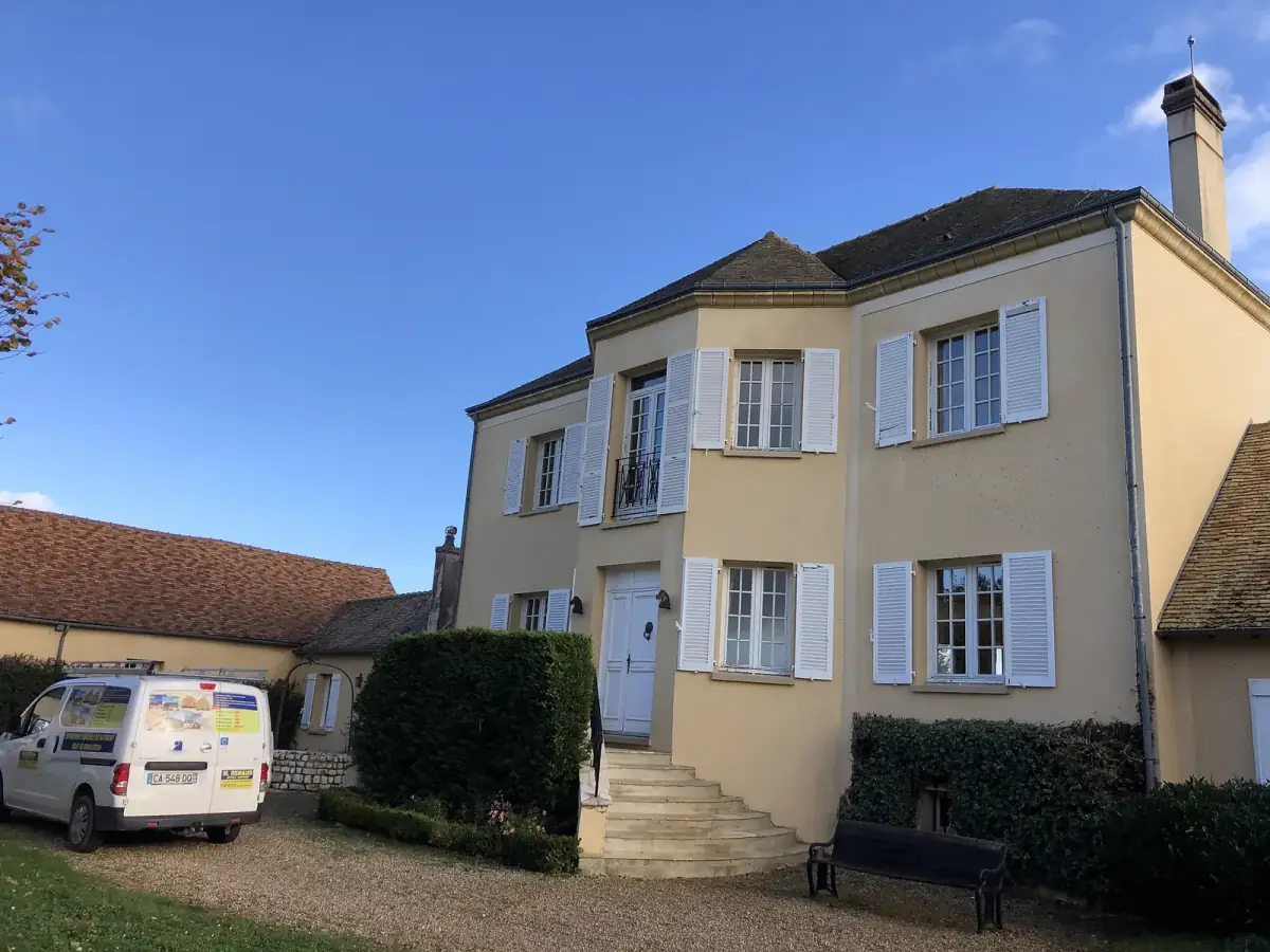 Murs d'enceinte et piliers d'entrée nettoyés par Renaud Rénov en Eure-et-Loir