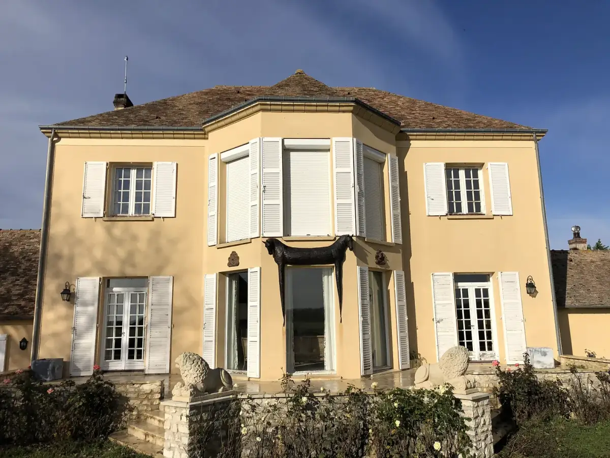 Mur d'enduit clair redevenu net après nettoyage et protection hydrofuge dans le 28