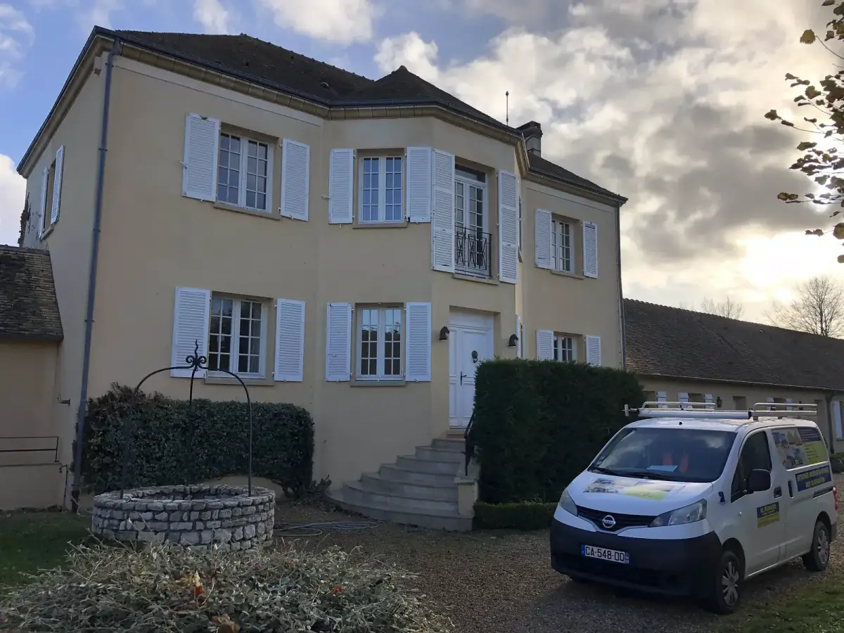 La camionnette Renaud Rénov devant une façade fraîchement nettoyée en Eure-et-Loir