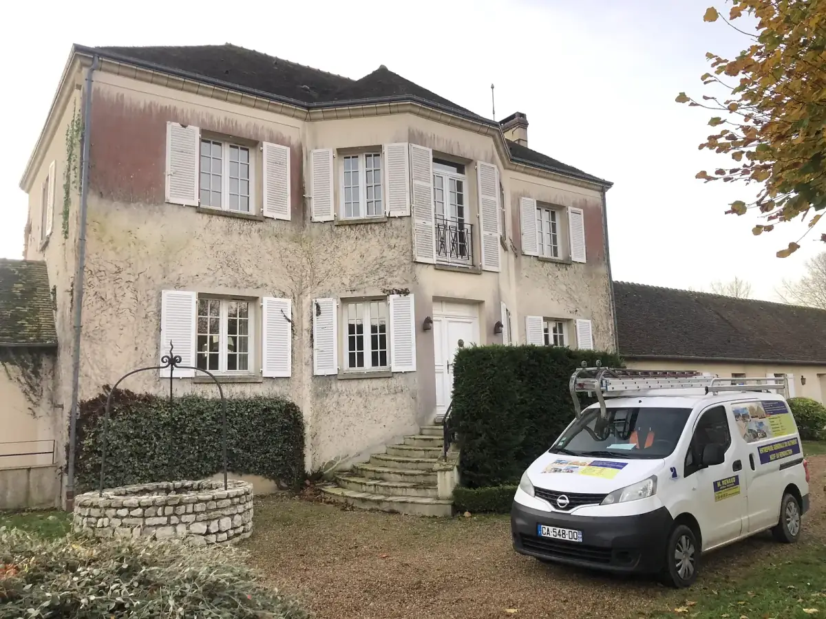 Pignon encrassé de mousses et de coulures avant traitement biocide en Eure-et-Loir