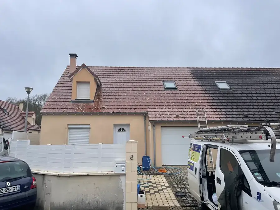 Nettoyage de la toiture d'un pavillon en Eure-et-Loir (28) — toit à moitié démoussé par Renaud Rénov