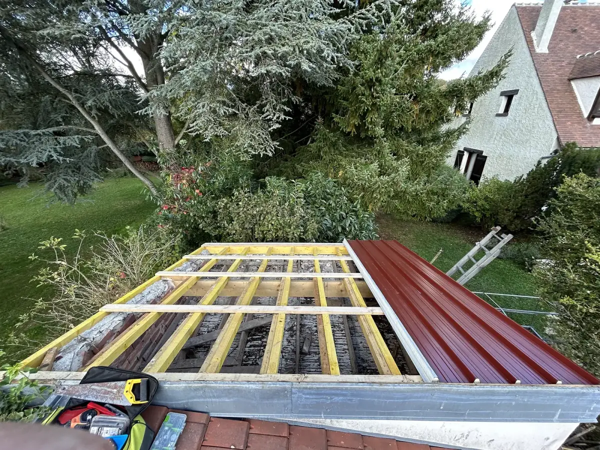 Toiture déposée, structure mise à nu et liteaunage neuf en place sur un chantier du 28