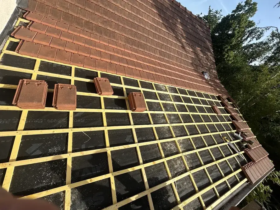 Remplacement d'une toiture ancienne dans le 28 par Renaud Rénov — écran de sous-toiture, liteaunage neuf et tuiles en cours de pose