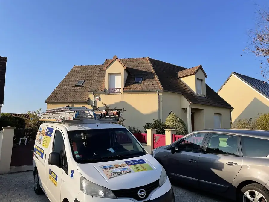 Camionnette de Renaud Rénov devant un pavillon lors d'une intervention sur toiture en Eure-et-Loir