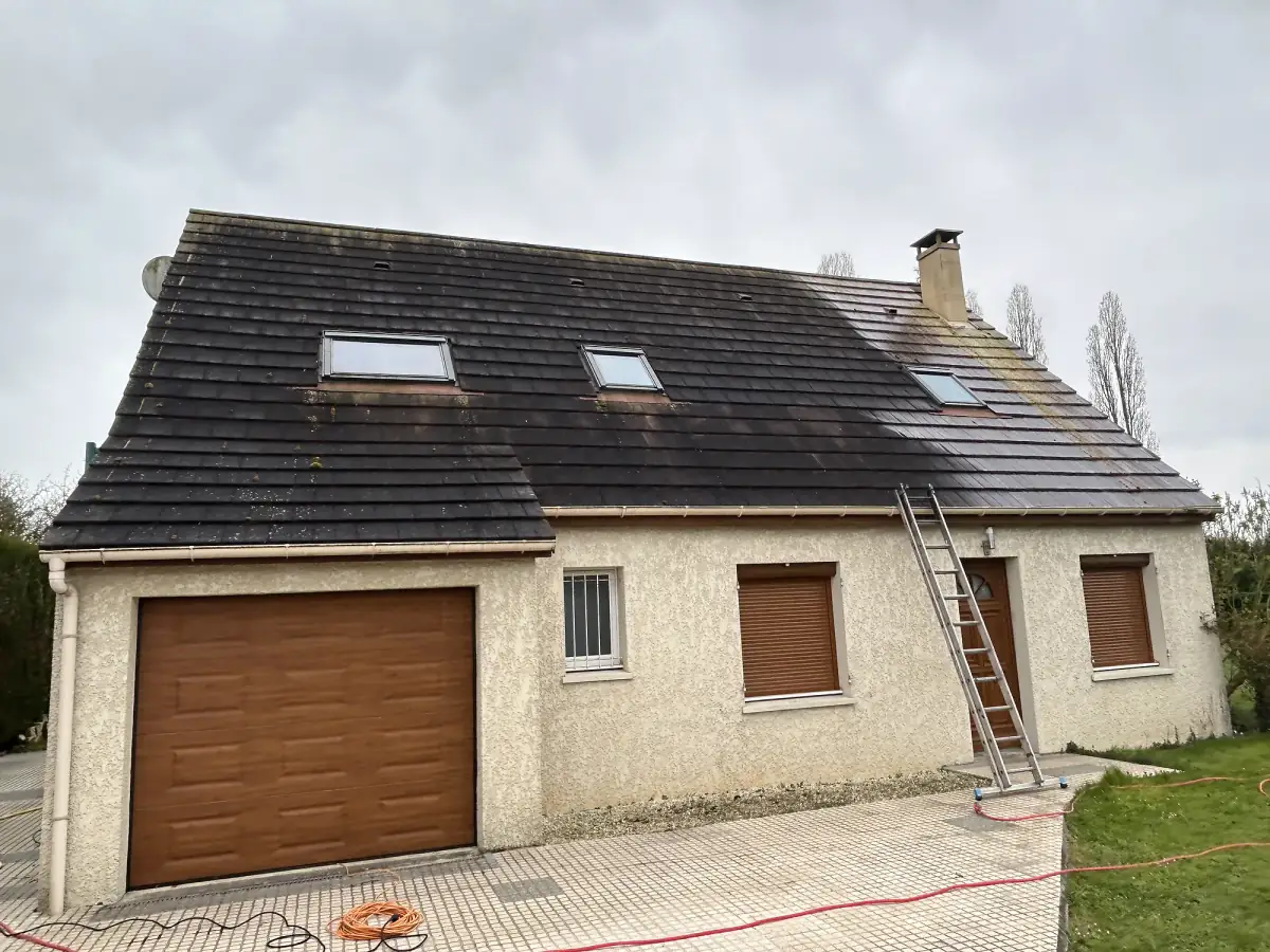 Toiture en tuiles foncée, encrassée et envahie de mousses avant traitement hydrofuge en Eure-et-Loir