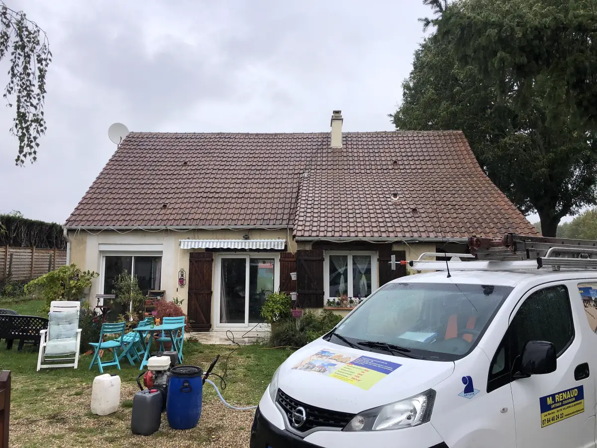 Toiture en tuiles traitée et protégée par Renaud Rénov, couvreur à Maintenon en Eure-et-Loir