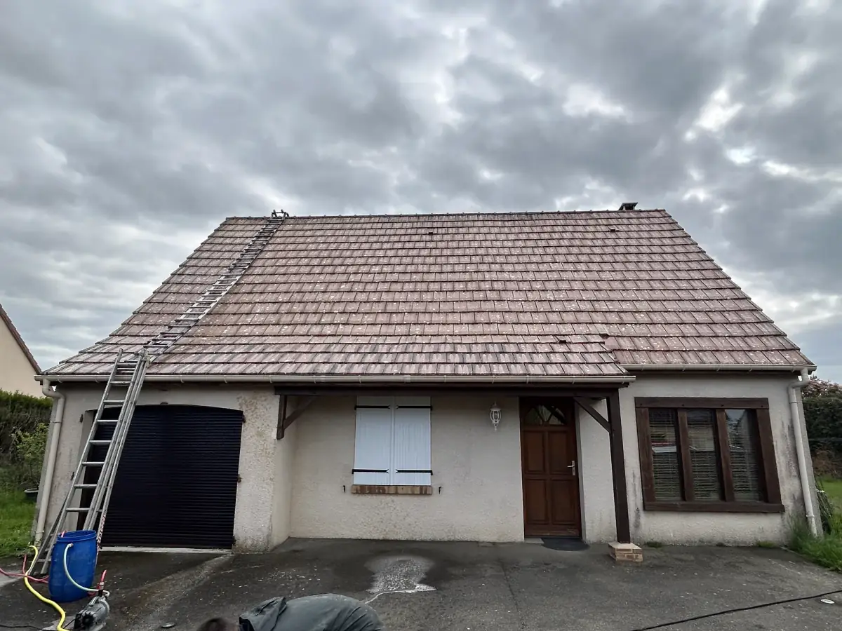Toiture aux tuiles ternes et décolorées à protéger par un traitement hydrofuge en Eure-et-Loir (28)