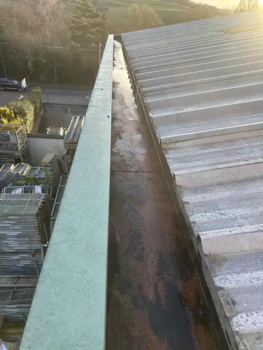Chéneau métallique en pied de toiture le long d'un acrotère, en Eure-et-Loir