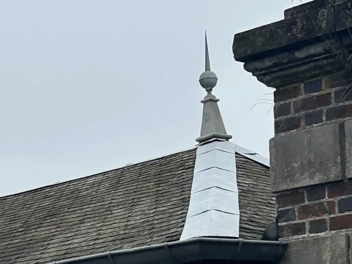 Épi de faîtage en zinc réalisé par Renaud Rénov, artisan couvreur-zingueur en Eure-et-Loir